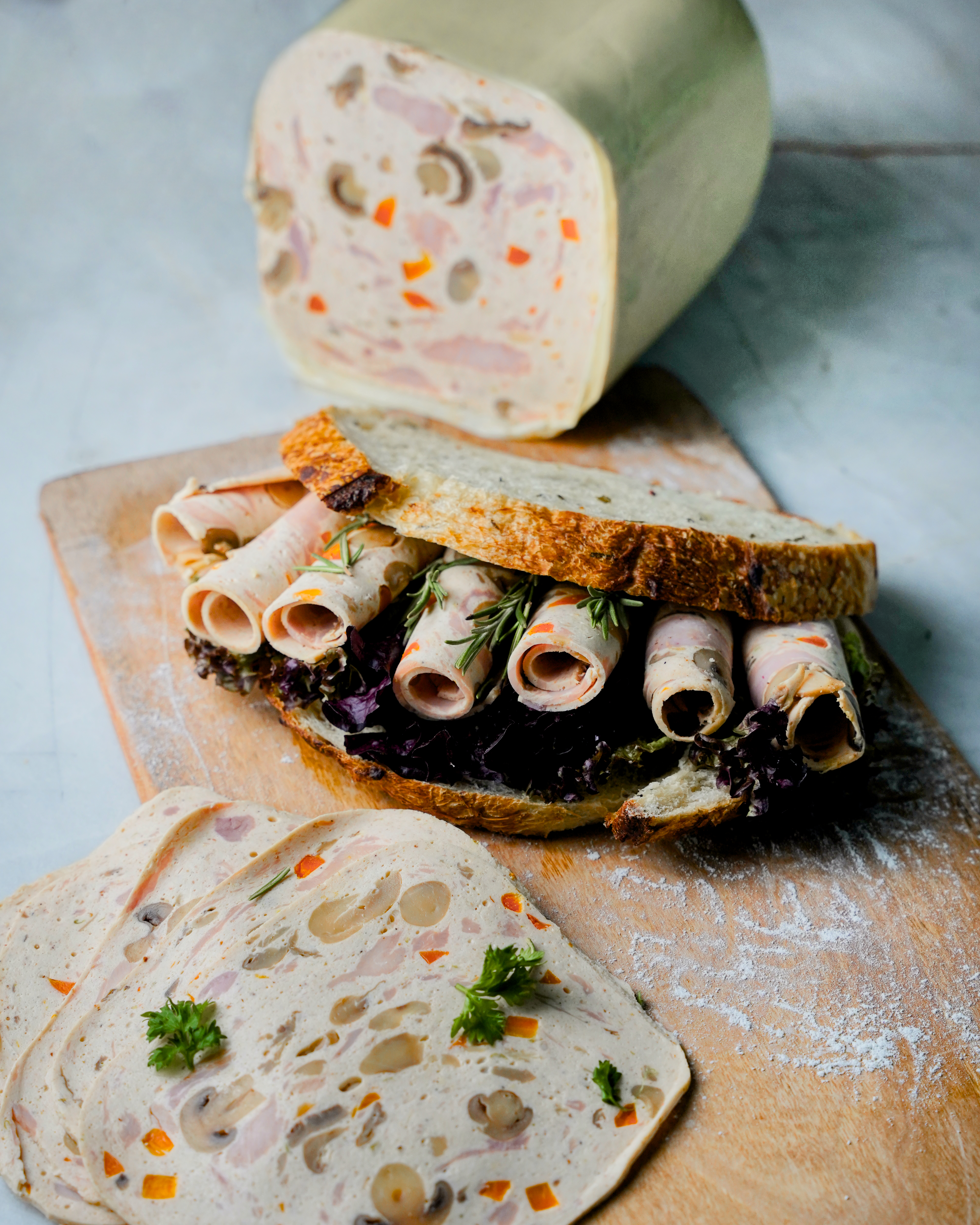 کالباس مرغ و قارچ